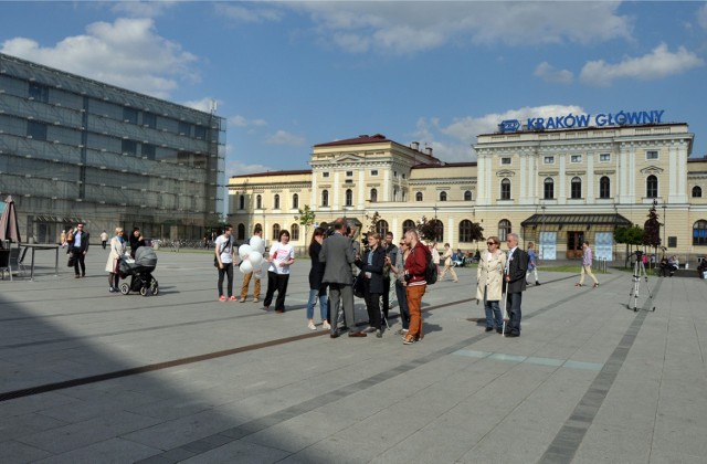 Plac Jana Nowaka-Jeziorańskiego przed Dworcem Głównym w Krakowie.