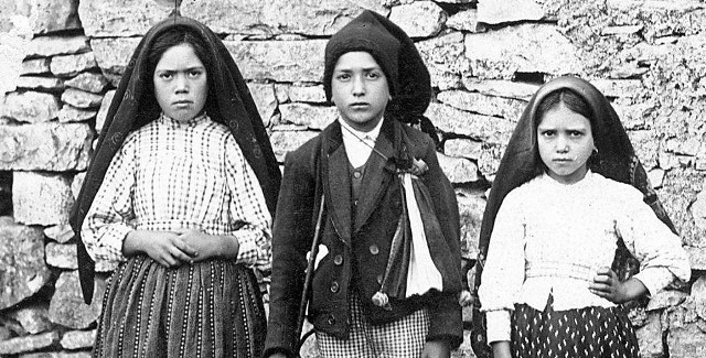 Trójka dzieci, którym w 1917 roku w portugalskiej Fatimie objawić się miała Matka Boska