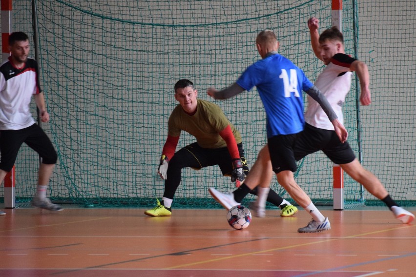 Ciekawe mecze w pierwszej kolejce Opatowskiej Ligi Futsalu. Grają zawodnicy znani z ligowych boisk. Na początek była niespodzianka