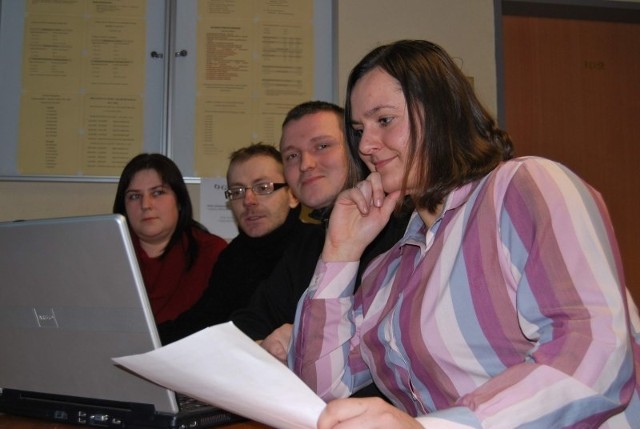 Lucyna Czapaj (od prawej), Przemysław Czapaj, Dariusz Stanuchowski i Kamila Kiebza, studenci WSZiA, sprawdzą swoje biznesowe pomysły w grze internetowej.