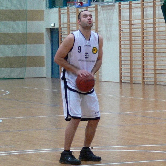 Piotr Barszcz, mimo reaktywacji Ostrołęckiego Klubu Koszykówki, postanowił nadal grać w Ostrowi.