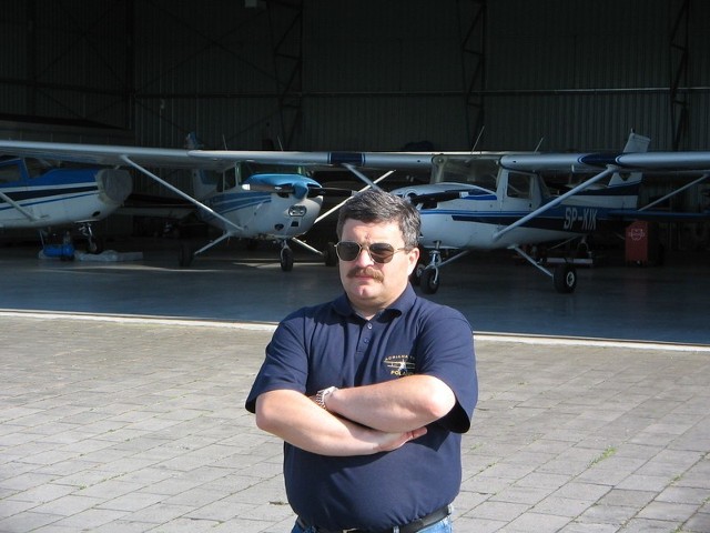 Instruktor-pilot Sławomir Szatkowski na lotnisku w Watorowie