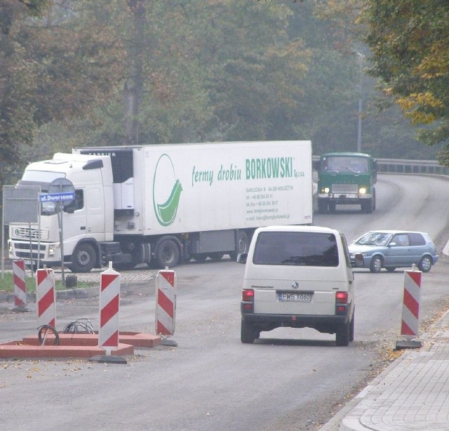 Co piąty samochód jadący drogą krajową przez Wschowę to ciężarówka, teraz omijają centrum, bo trwa remont trasy.