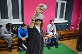Uczniowie Zespołu Szkół Ekonomiczno-Administracyjnych we Wrocławiu zdobywają wiedzę poprzez gogle VR [ZDJĘCIA]