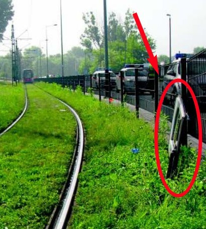 Wypadek zdarzył się w tym miejscu. Na zdj. przy barierce widoczne są jeszcze drzwi, kt&oacute;re wypadły z tramwaju razem z pasażerem