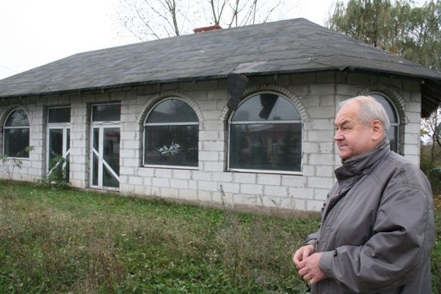 Zbigniew Pisarek przed niszczejącym pawilonem, który pobudował, aby urządzić w nim sklep. Kolej zniweczyła te plany