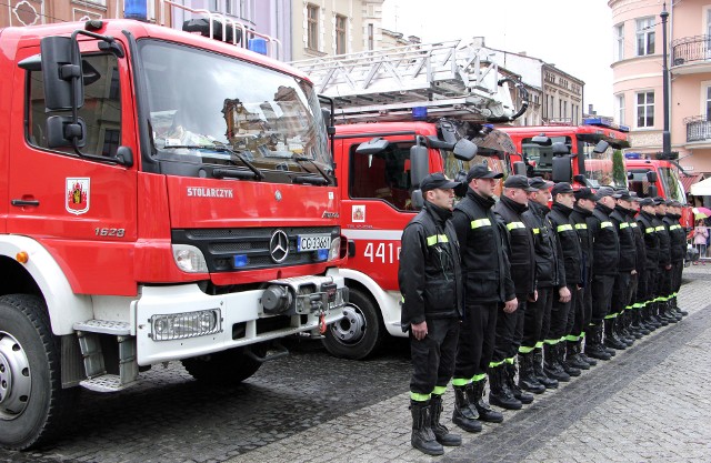 Strażacy z Grudziądza i druhowie z powiatu świętowali. Były odznaczenia i awanse na Rynku. A potem na terenie jednostki ratowniczo - gaśniczej na os. Rządz... piknik. 