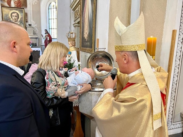 W niedzielę w parafii Świętej Barbary w Pionkach gościł biskup radomski Marek Solarczyk. Ma zdjęciu podczas chrztu. Na kolejnych zdjęciach podczas aż 8-godzinnej wizyty.