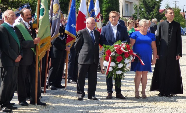 W obchodach 85. rocznicy Pacyfikacji Chłopów w Piasku Wielkim wziął także udział Paweł Zagaja (z kwiatami), wójt gminy Nowy Korczyn.