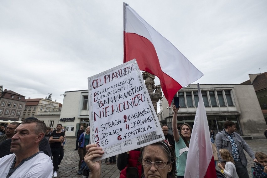 Wtórowała mu inna z protestujących: - To wszystko dąży do...