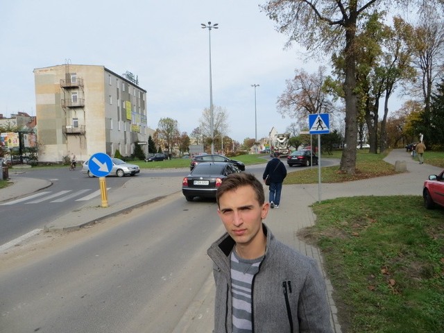 Grzegorz Kuźniar chce, aby rondo przy pl. Kilińskiego nazwać imieniem województwa lubuskiego, zaś przy pl. Wolności powiatu żagańskiego. Uważa, że to lepszy pomysł, niż nawiązanie do Dolnego Śląska.