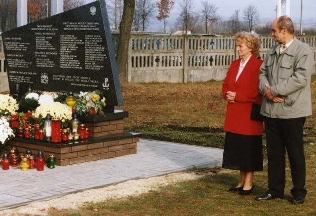 Krystyna Paluch z mężem przy ufundowanym pzrez mieszakńców pomniku w Wolicy