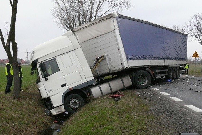 Śmiertelny wypadek w Miłosnej. Ciężarówka zderzyła się z busem