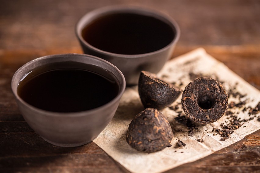 Herbata pu-erh to liście herbaty poddane fermentacji i...