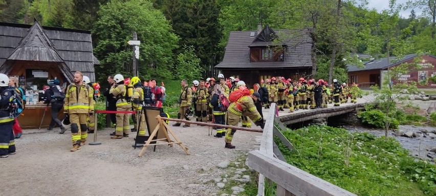 Tatry. Niecodzienna akcja strażaków. W pełnym rynsztunku weszli na Świnicę 