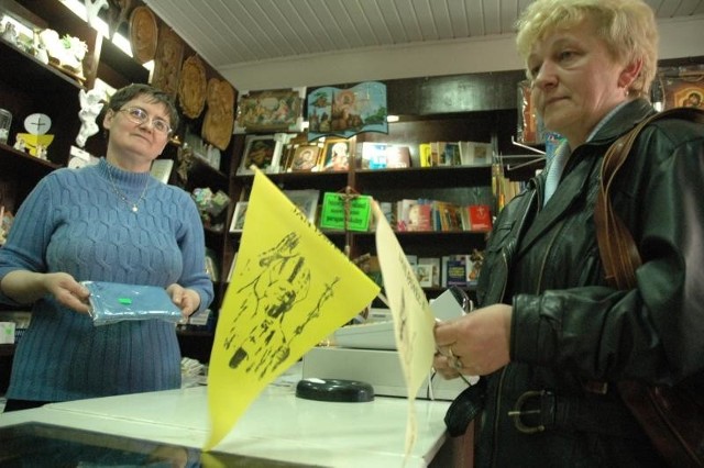 Wczoraj w Kędzierzynie-Koźlu pani Henryka Dara (z prawej) kupiła dwie papieskie chorągiewki w sklepie Ireny Stefanides.