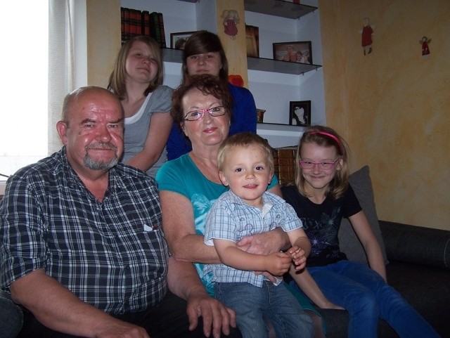 Maria i Janusz Domagała wychowali już syna i córkę. Teraz w rodzinie zastępczej mają sześcioro dzieci w różnym wieku. Chętnie skorzystają z Karty Dużej Rodziny 3+.