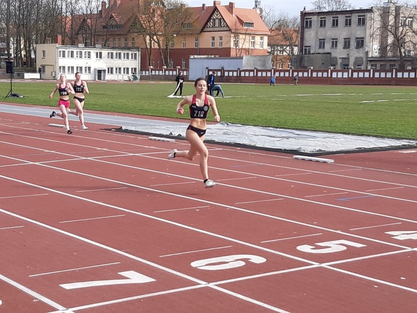 Słupszczanka Milena Czepiel finiszuje w biegu na 300 m