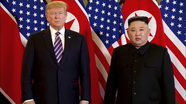 Szczyt Trump - Kim. Pierwszy dzień szczytu w Hanoi pod znakiem kontraktów dla USA, uścisków dłoni i kolacji Donalda Trumpa i Kimem Dzong Una