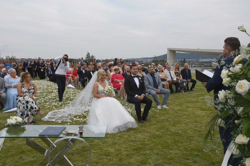 Przewodniczący Rady Miasta Kielce Kamil Suchański oraz radna Katarzyna Kwietniak w sobotę wzięli ślub. Było dużo znanych gości