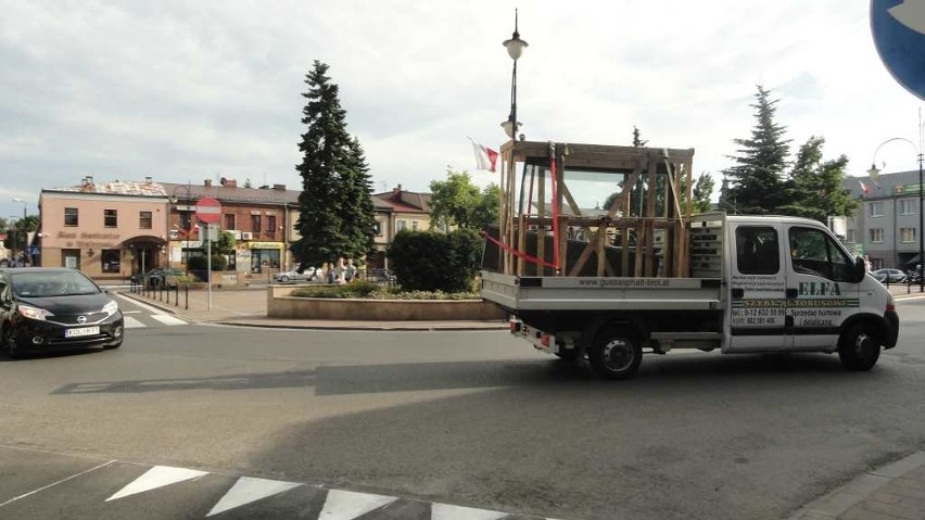 Ruch lokalny i tranzytowy odbywa się przez skalski Rynek. Za...