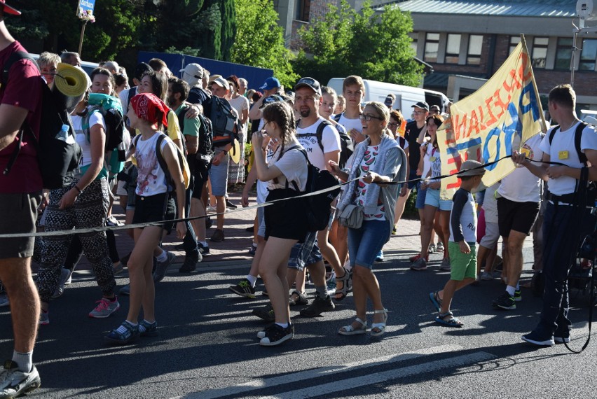 Oświęcimscy pątnicy w pięciu grupach z dekanatów:...