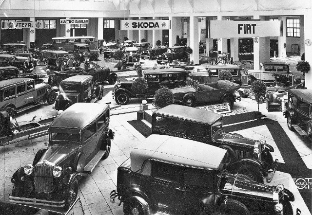 Międzynarodowa Wystawa Komunikacji i Turystyki w Poznaniu, lipiec 1930 rok.  Dział motoryzacyjny Targów. Na pierwszym planie modele Fiata (prawdopodobnie 525). W głębi samochody marek Austro-Daimler, Skoda i Steyr.