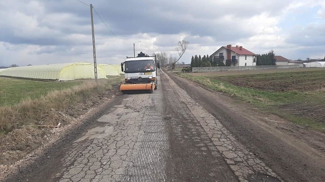 Na odcinku drogi powiatowej Bukówno - Młodynie zaczęło się frezowanie starego asfaltu.