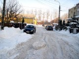 Metrowa gruda śniegu na środku ulicy. To efekt odśnieżania.