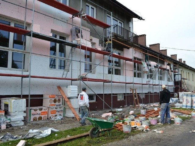 Roboty ociepleniowe budynku Szkoły Podstawowej w Chełmcach.