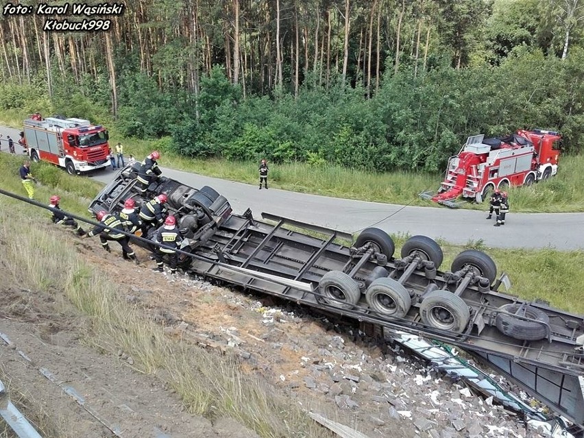 Wypadek na obwodnicy Krzepic. Ciężarówka spadła ze skarpy [ZDJĘCIA]