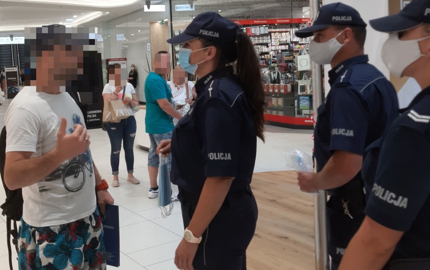 Brak maseczki w sklepie. Akcja policji w centrum handlowym w Opolu. Skończyło się na pouczeniach. Czy grozi nam mandat?