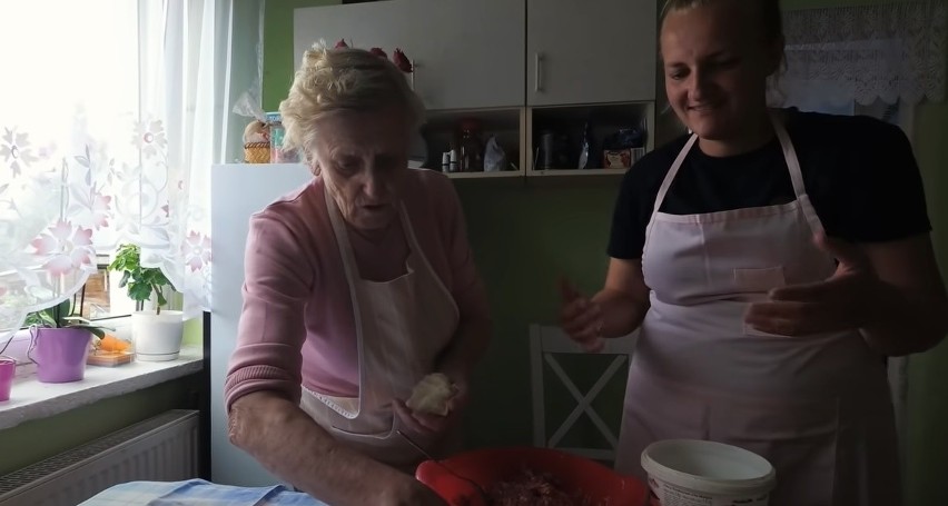 Rolnicy. Podlasie. Tradycyjny przepis kulinarny przedstawia babcia Emilki Korolczuk