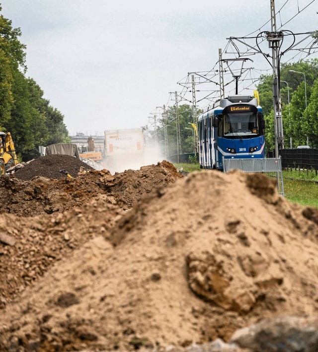 Mieszkańcy dziwią się, że najpierw remontuje się ulice, a potem szyny