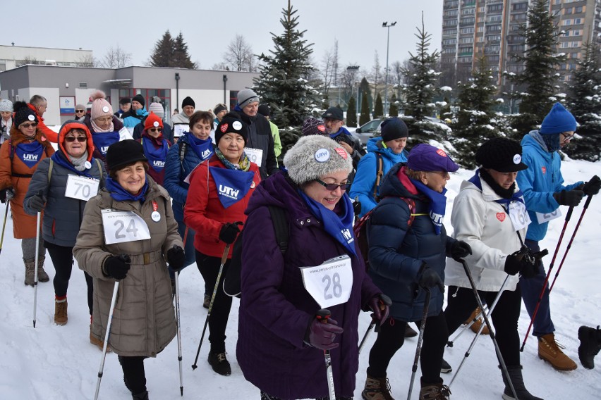 WOŚP 2019. Dzieci, dorośli i seniorzy spacerowali z kijkami, by wesprzeć zbiórkę WOŚP [ZDJĘCIA]