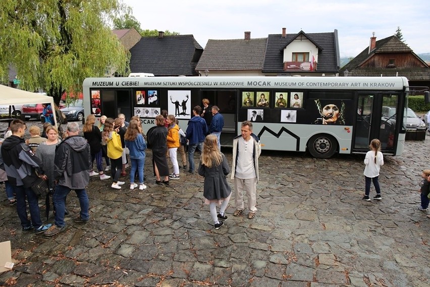 "Kolekcja Wizytująca", czyli autobus ze sztuką MOCAK-u,...