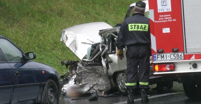 Najtragiczniejszy wypadek wydarzył się wczoraj na krajowej "trójce". Tam w zderzeniu osobówki z tirem zginęły dwie osoby