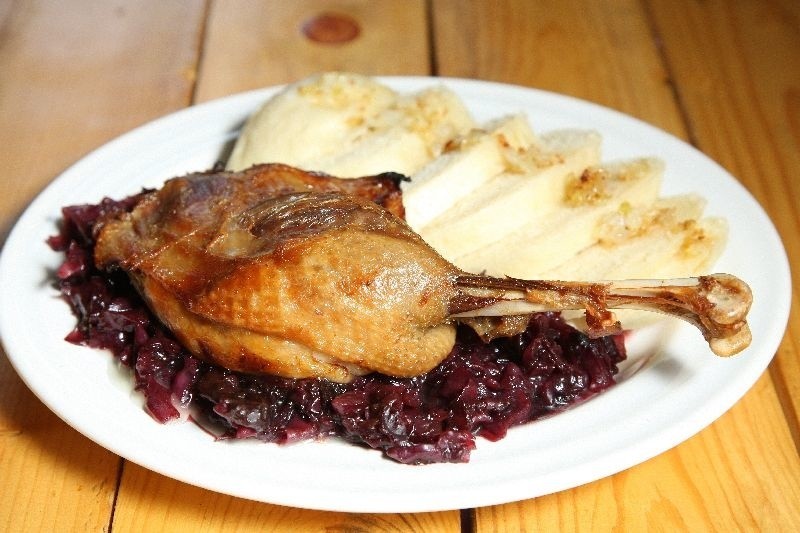 Udko gęsie confit na czerwonej kapuście.