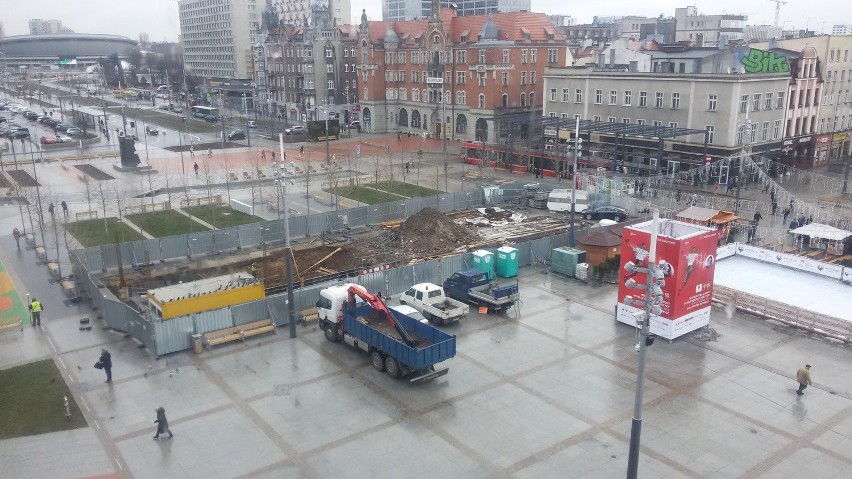 Rynek w Katowicach nie ma toalety publicznej. Stoją tylko...