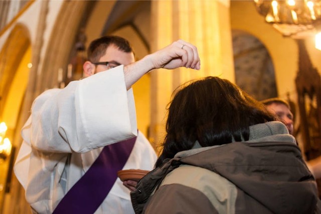 W tym roku Środa Popielcowa wypada 14 lutego. Koliduje to z Walentynkami. Co można tego dnia jeść, a czego powinniśmy unikać? Wiele internautów zadaje sobie także pytanie: czy można jeść mięso?