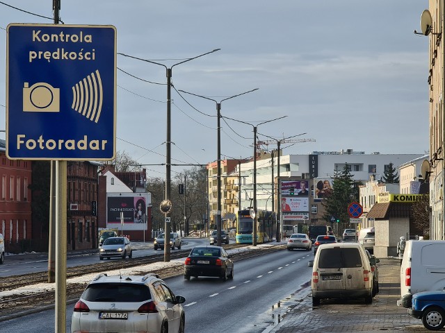 W ubiegłym roku najwięcej kierowców w Kujawsko- Pomorskiem przyłapano na przekraczaniu prędkości na ulicy Lubickiej w Toruniu. Każdy fotoradar poprzedzony jest taki znakiem