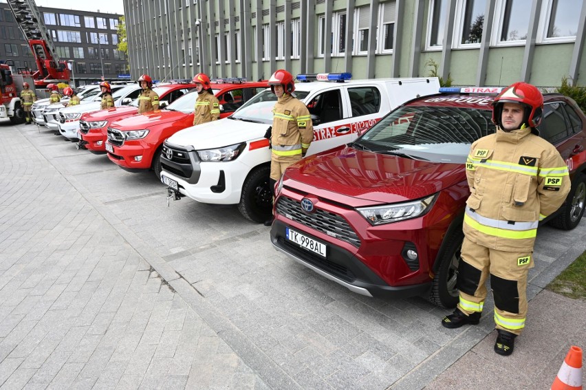 Nowe samochody trafiły do jednostek Straży Pożarnej w województwie świętokrzyskim. Było uroczyste przekazanie. Zobaczcie zdjęcia