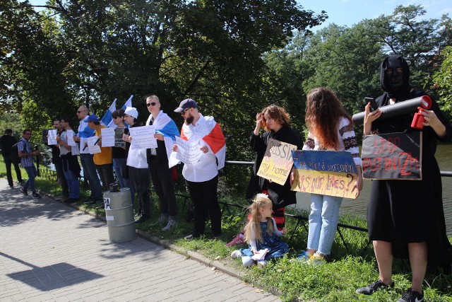 Rosjanie mieszkający we Wrocławiu protestowali pod konsulatem Niemiec 3.09.2022