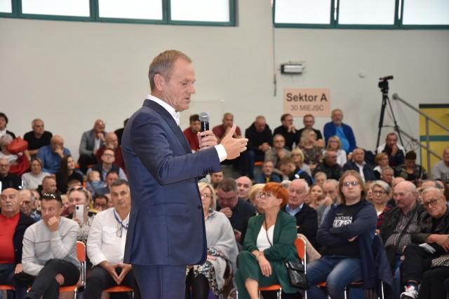 Donald Tusk spotkał się w Kluczborku z mieszkańcami regionu.