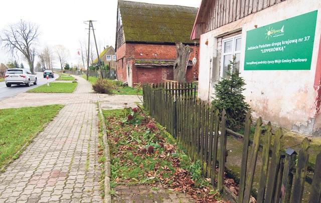 Jedna tablica wisi na budynku szkolnym w Słowinie (na zdjęciu), druga przy boisku w Rusku.