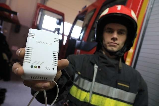 Czujnik wykrywający czad, na zdjęciu w ręku Tomasza Uździńskiego z toruńskiej straży pożarnej. Przyrząd niewielki i niedrogi, ale uratować może niejedno życie. 