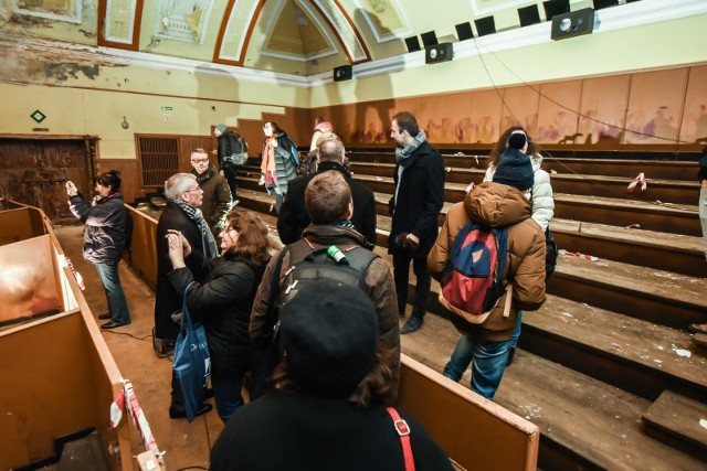 Dziś (wtorek) legendarne kino Pomorzanin znów otworzyło swoje drzwi. Tym razem gościli w nim uczestnicy konferencji naukowej. Zobaczcie naszą fotorelację!Dzisiaj (wtorek) w budynku starego kina Pomorzanin w Bydgoszczy pojawili się uczestnicy „Ogólnopolskiej Konferencji Naukowej 1918 – film polski wobec odzyskania niepodległości” organizowanej przez Instytut Filologii Polskiej i Kulturoznawstwa oraz Instytut Nauk Politycznych Uniwersytetu Kazimierza Wielkiego. O filmowej, niezwykłej  przeszłości Bydgoszczy w unikatowych przestrzeniach Pomorzanina opowiadał  prof. Mariusz Guzek z UKW. Goście pojawili się w kinie na zaproszenie firmy Moderator Inwestycje, która kupiła budynek.Flesz - takie są obecnie ceny paliw w naszym kraju.