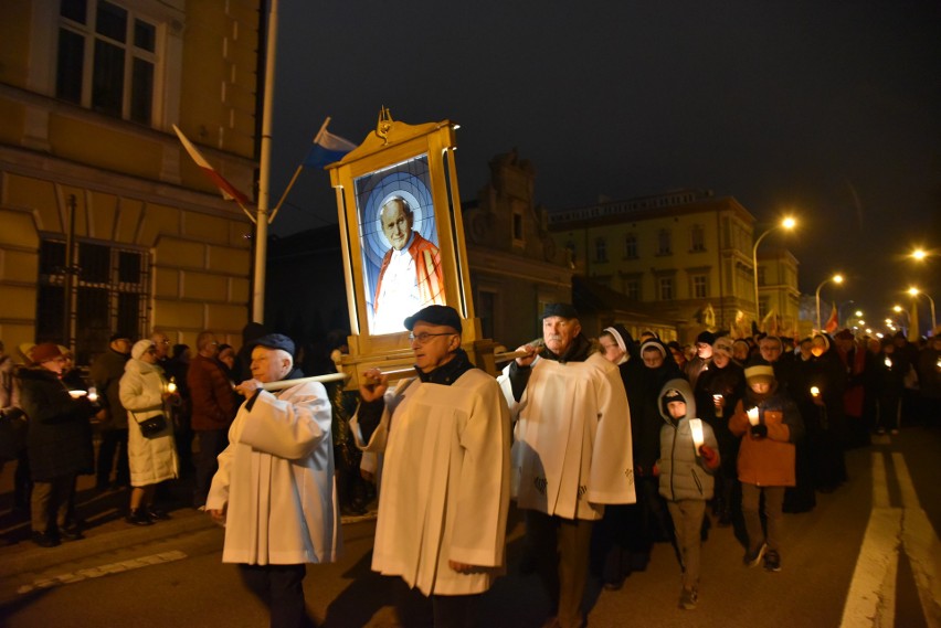 Marsz Światła w Jarosławiu. Tysiące wiernych upamiętniło 18. rocznicę śmierci papieża Jana Pawła II [ZDJĘCIA, WIDEO]
