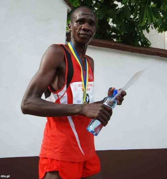 Zwycięzca biegu w 2009 roku - Joel Komen z Kenii.