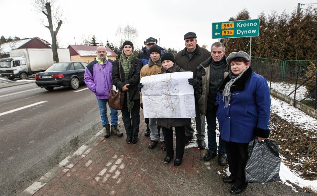 - Walczymy o zmianę wariantu na taki, który będzie najkorzystniejszy dla miasta i jego mieszkańców. Chcemy obwodnicę, ale nie kosztem ludzi - tłumaczą protestujący dynowianie.